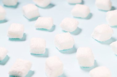 Hatmi yığını üzerinde mavi renkli şekerler