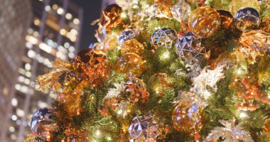 Geceleyin Noel ağacı süslemesi 