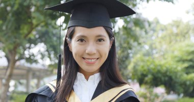 Kampüs içinde mezun öğrenci kadın 