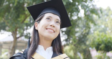 Asyalı genç kadın almak mezuniyet 