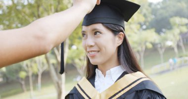 Babası kızının kolej mezuniyet günü ayarlamak yardım