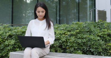 Asya işkadını Hong Kong dizüstü bilgisayar kullanan