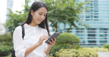 Şehirde cep telefonu kullanan kadın 