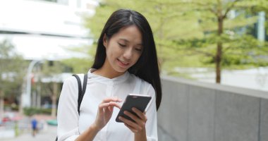 Şehirde cep telefonu kullanan kadın 