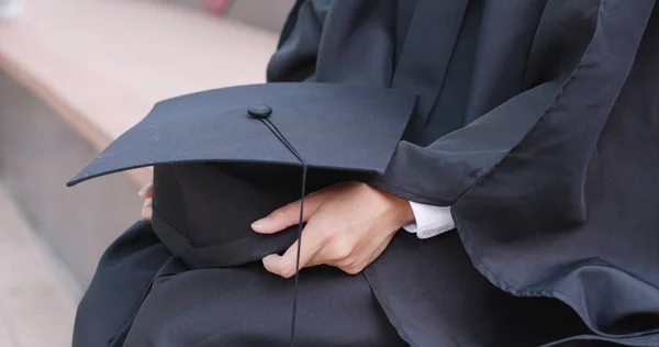 Kvinna Slitage Examen Och Hålla Mortarboard — Stockfoto