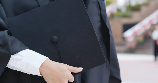 Kvinna Som Bär Gradering Klänning Och Anläggning Mortarboard — Stockfoto