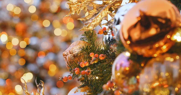 Χριστουγεννιάτικο Δέντρο Διακόσμηση Στην Πόλη — Φωτογραφία Αρχείου