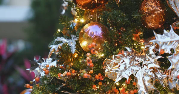Decoración Del Árbol Navidad Por Noche —  Fotos de Stock