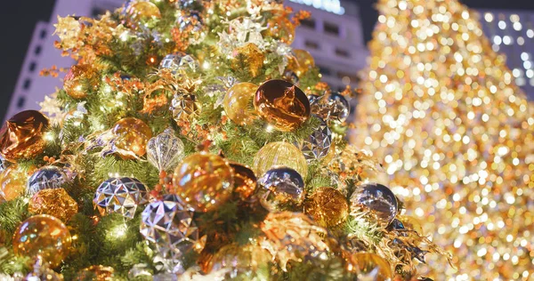 Noel ağacı ile altın bokeh ışık