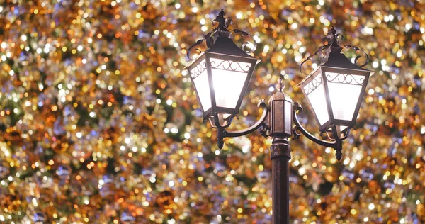Χριστουγεννιάτικο Δέντρο Διακόσμηση Και Φως Του Δρόμου — Φωτογραφία Αρχείου