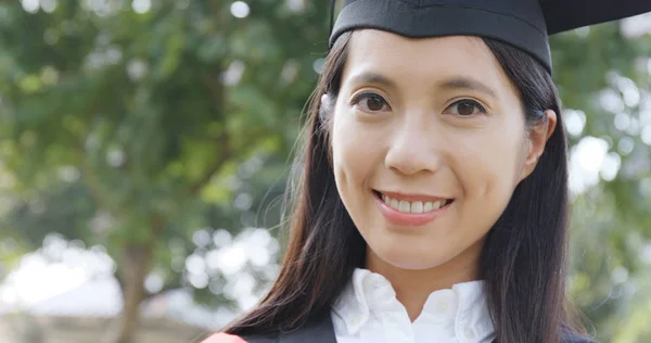 アジアの女性を取得卒業 — ストック写真