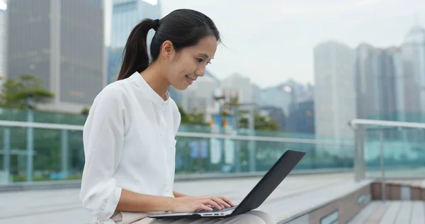 Giovane Donna Affari Lavora Sul Computer Portatile Parco — Foto Stock