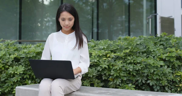 Asya işkadını Hong Kong dizüstü bilgisayar kullanan