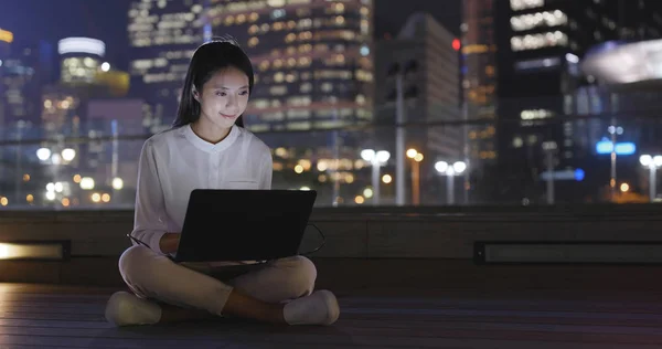 Geschäftsfrau Arbeitet Nachts Laptop — Stockfoto