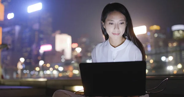 Mujer Trabaja Computadora Portátil Por Noche —  Fotos de Stock