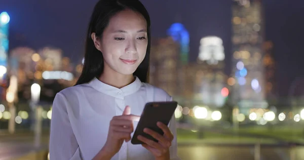 Jovem Mulher Asiática Mensagem Texto Celular Noite — Fotografia de Stock