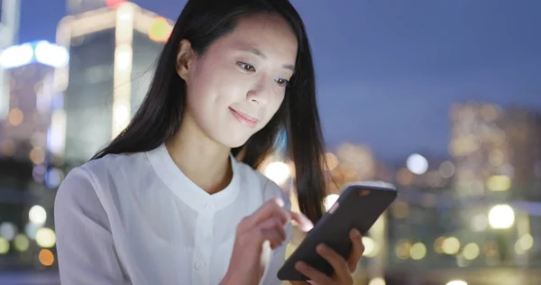 Asiatisk Kvinna Med Hjälp Mobiltelefon Staden Natten — Stockfoto