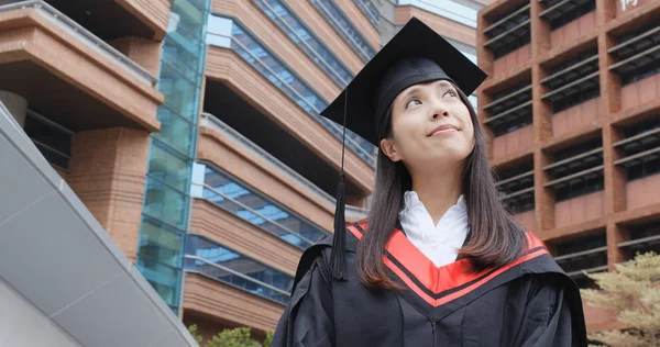 Neşeli emin mezuniyet kadın göz uzakta 