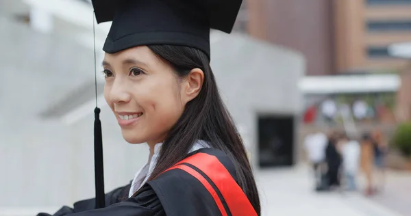 Donna Con Testa Abito Laurea Tornare Alla Fotocamera — Foto Stock