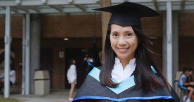 Genç kadın mezuniyet Üniversitesi'nde 