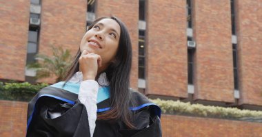 Kadın mezuniyet ve uzak bir görünüm 