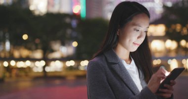 Şehirde Smartphone kullanarak Asya iş kadını 