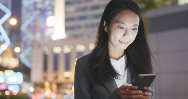 Cep telefonu şehirde geceleri kullanan kadın 