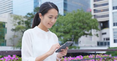 Asyalı kadın şehirde istimal hareket eden telefon