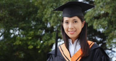 Asyalı kadın giyiyor mezuniyet elbisesi