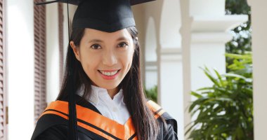 Genç kadın almak mezuniyet Üniversitesi kampüsü 