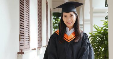 Kendine güvenen Asyalı kadın mezuniyet 