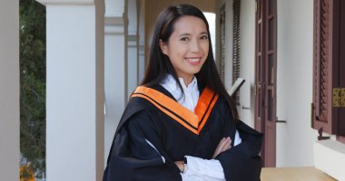 Asyalı kadın almak mezuniyet Üniversitesi kampüsü 