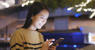 cep telefonuyla şehirde gece kadın 