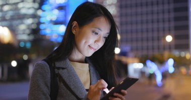 Cep telefonuyla geceleri işkadını 