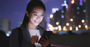 cep telefonuyla şehirde gece kadın 