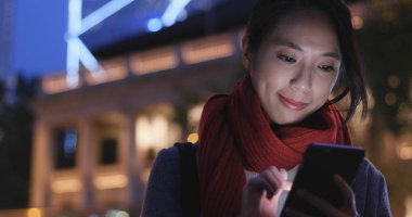 Geceleri cep telefonu arayan kadın