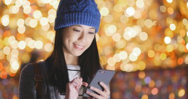 cep telefonuyla şehirde gece kadın 