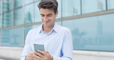 Latin asıllı işadamı cep telefonu kullanarak 