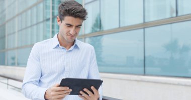 İşadamı dijital tablet, açık kullanma 