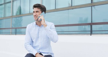 Beyaz işadamı cep telefonunuzun konuşma 