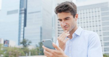 Adam cep telefonu görünüyor 