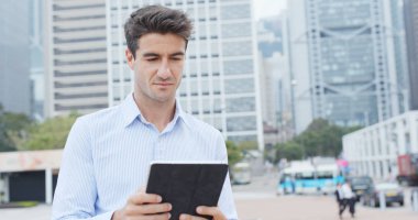 Tablet bilgisayar açık, kullanarak iş adamı 