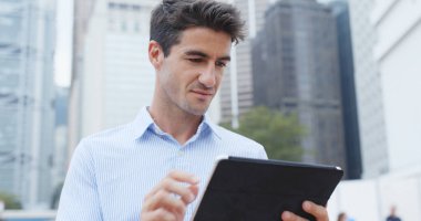 Beyaz işadamı tablet bilgisayar kullanarak 