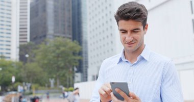 Beyaz işadamı cep telefonu kullanarak 