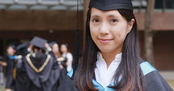 Jonge Vrouw Krijgen Afstuderen — Stockfoto