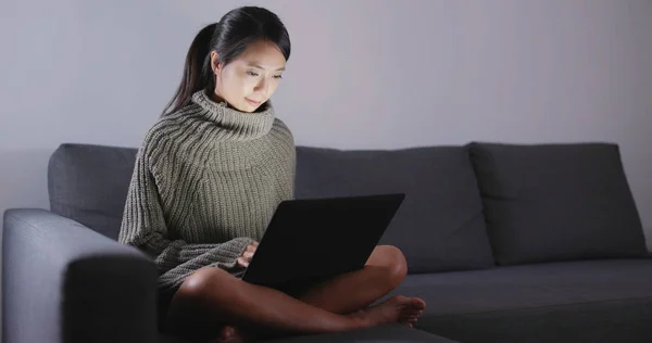 Mulher Usando Computador Portátil Casa — Fotografia de Stock