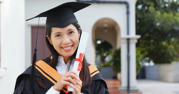 Femme Excitée Obtenir Diplôme Sur Campus Universitaire — Photo