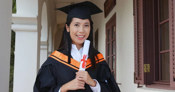 Mulher Segurando Certificado Papel Com Graduação Campus Universitário — Fotografia de Stock