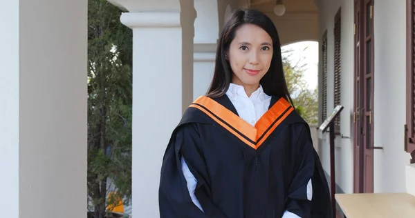 Asiatin Abschlusskleid Auf Uni Campus — Stockfoto