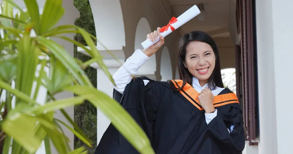 Feliz Graduación Jóvenes Estudiantes Universidad — Foto de Stock